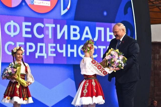 Александр Лукашенко вручил премии Союзного государства в области литературы и искусства