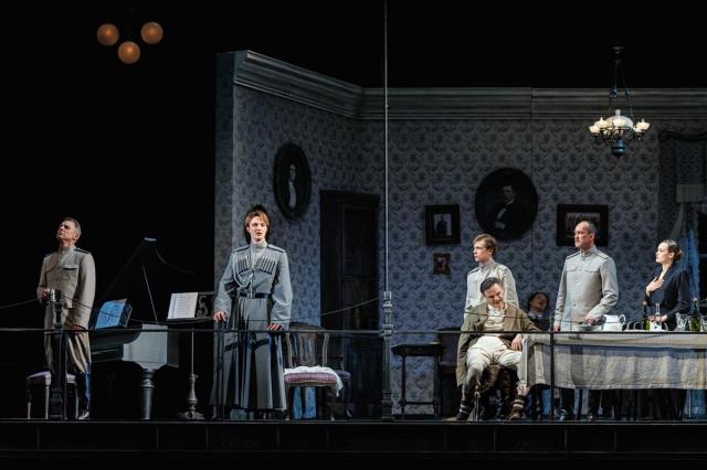 Премьера спектакля «Белая гвардия» в постановке Алексея Дубровского в Малом театре: «Виражи времени»