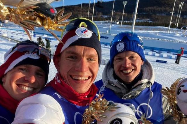 Феноменальная победа: российские лыжники Александр Большунов и Денис Спицов выиграли золотую и серебряную медали в скиатлоне на Олимпиаде в Пекине