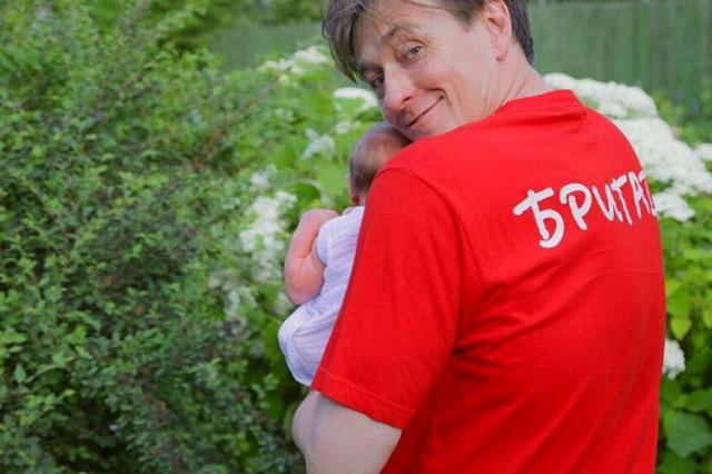Сергей Безруков впервые после роддома показал дочь