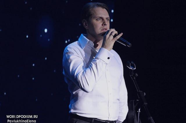 Иван Ожогин представил атмосферный клип на песню «Утро на питерской крыше»