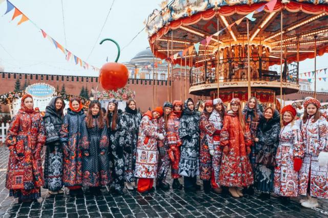 Душегрея устроила праздничную «Ярмарку красок» в историческом центре Москвы