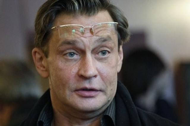 Александр Домогаров остается в театре Моссовета, несмотря на скандал