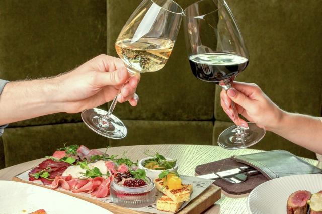 Первое российское вино винтажа 2019 и плато закусок в ресторане Drinks@Dinners