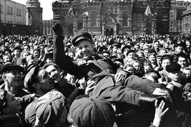 Телеканал "Победа" покажет ранее неизданные кадры с парада 1945 года