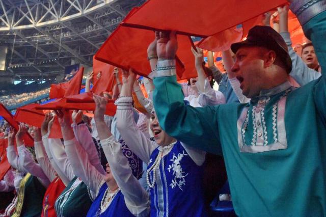 Хор из 40 тыс. человек исполнил гимн России в Петербурге