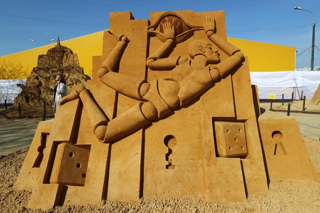 "Хрупкий мир": в Москве проходит чемпионат по скульптуре из песка