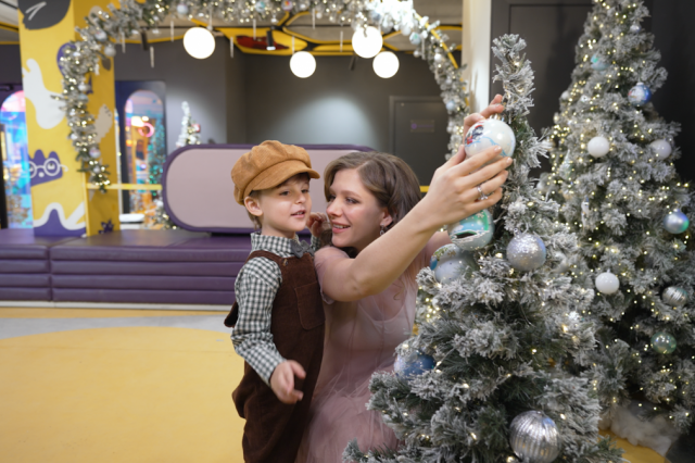 Лиза Арзамасова с сыном Левой расскажет о новогодних мультфильмах