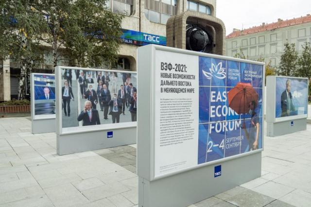 Фотовыставка, рассказывающая о главных событиях ВЭФ-2021, открылась перед офисом ТАСС