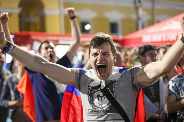 Россия празднует победу над египтянами в матче ЧМ-2018