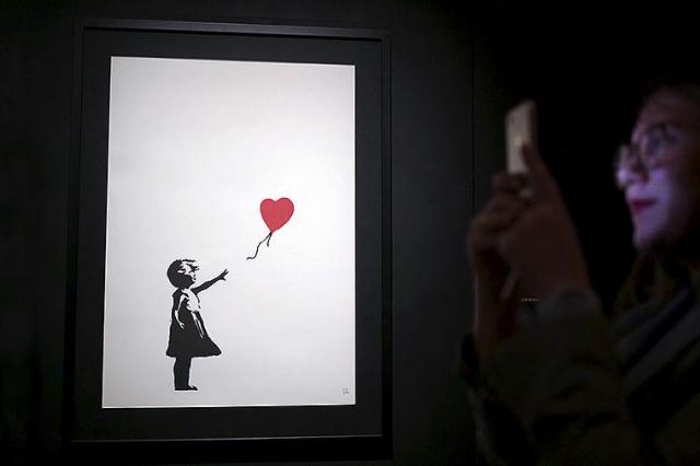 Бэнкси показал подготовку к самоуничтожению картины «Девочка с шаром»