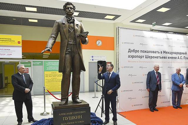 Мединский открыл памятник Пушкину в Шереметьево