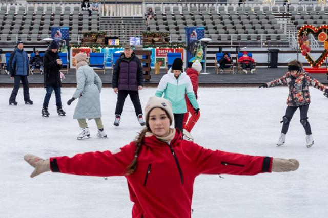 Зимний спорт на ВДНХ: зарядки на льду, тренировки и игры для взрослых и детей