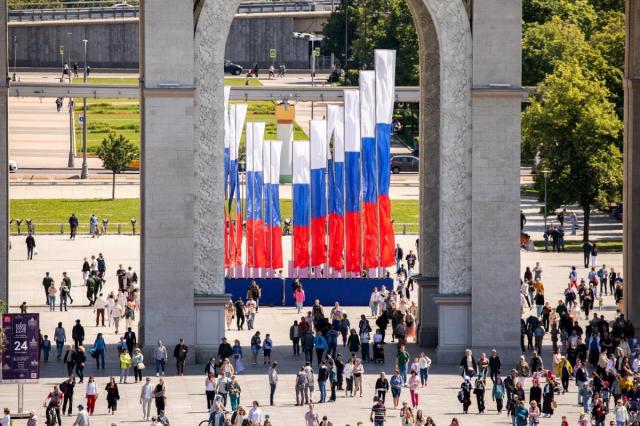 На ВДНХ отметят День российского флага