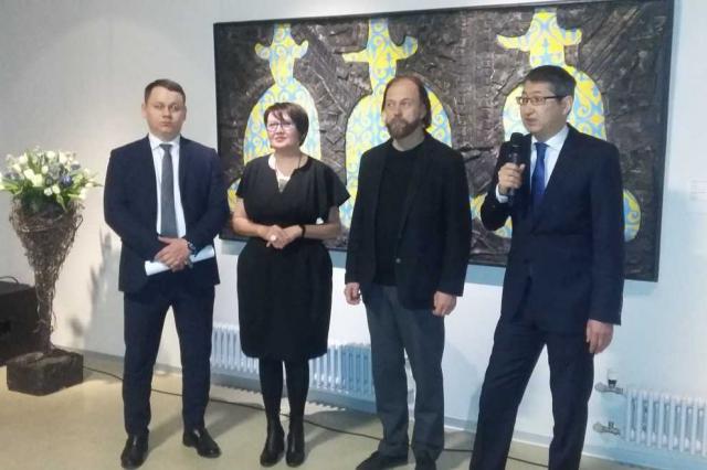 В Санкт-Петербурге открыли выставку Молдакула Нарымбетова «Черные вихри на синем или зелено-голубом фоне»
