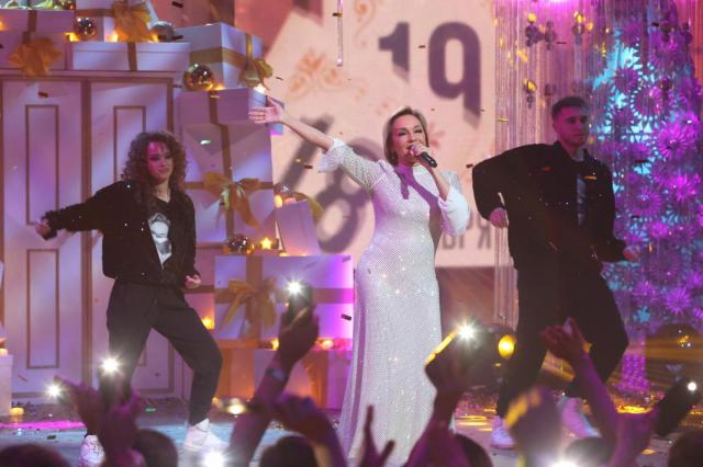 Новогодняя ночь на Первом: до и после боя курантов