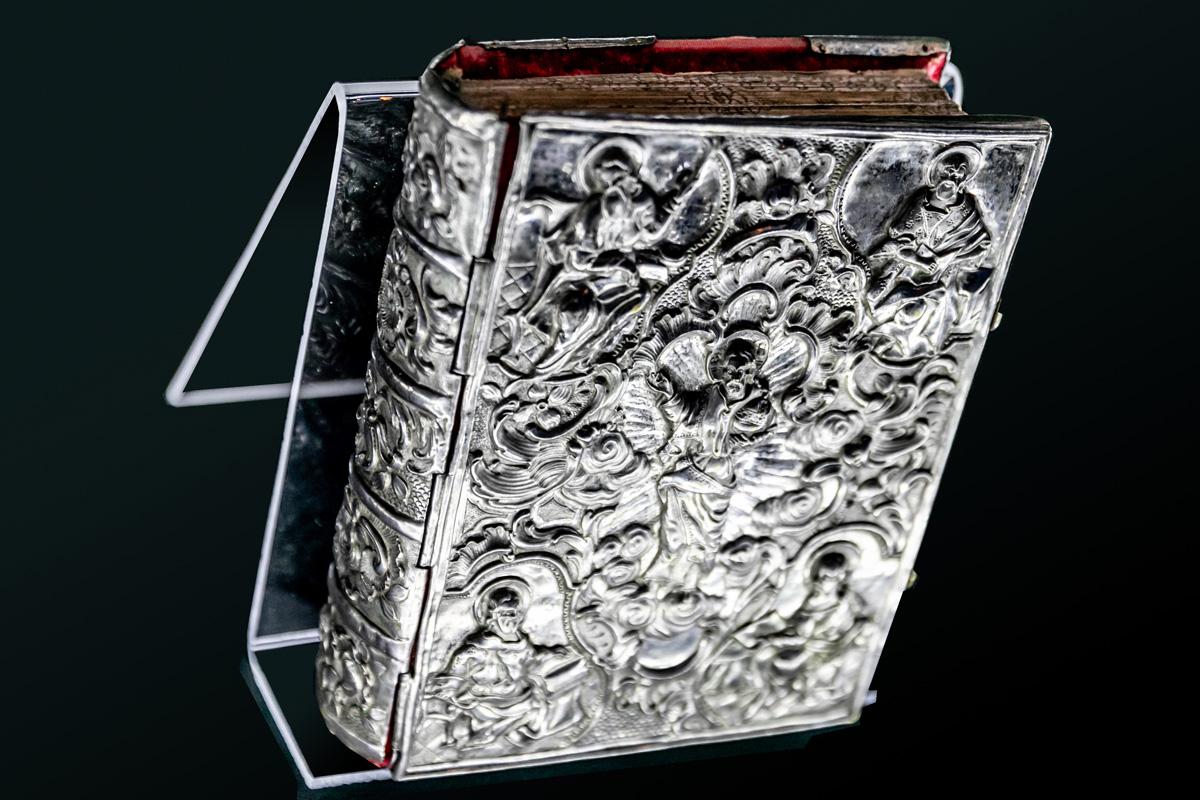 Редкие древние книги из Коломенского впервые показали на ВДНХ 