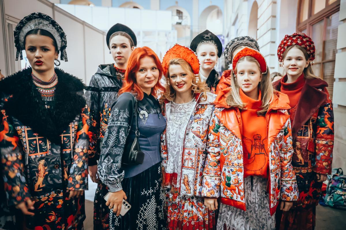 Душегрея пригласила гостей «Уникальной России» на «Масленицу» и «Вечорку»: Екатерина Копанова с дочкой открыли дефиле 