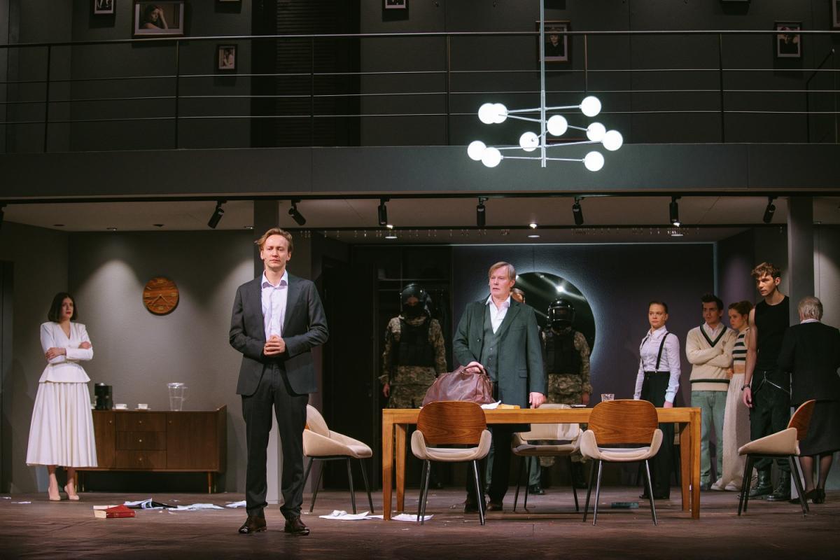 «Каждому времени свой &quot;Тартюф&quot;»: вечно актуальный шедевр Мольера в восхитительном спектакле Евгения Писарева в Театре Наций