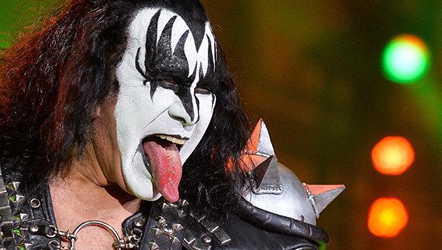 Солисту группы Kiss навсегда запретили появляться на Fox News, сообщили СМИ