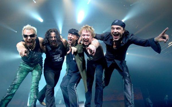 Музыканты Scorpions на концерте в Санкт-Петербурге подняли российские флаги