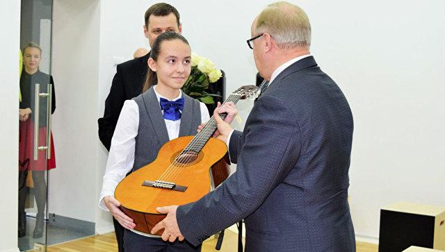 Петербургская школьница получила от Путина гитару в подарок