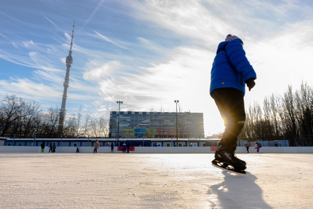 На катке в парке «Останкино» проходят регулярные тренировки по катанию на коньках 