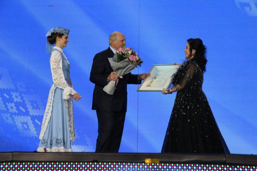 Александр Лукашенко вручил награду Тамаре Гвердцители