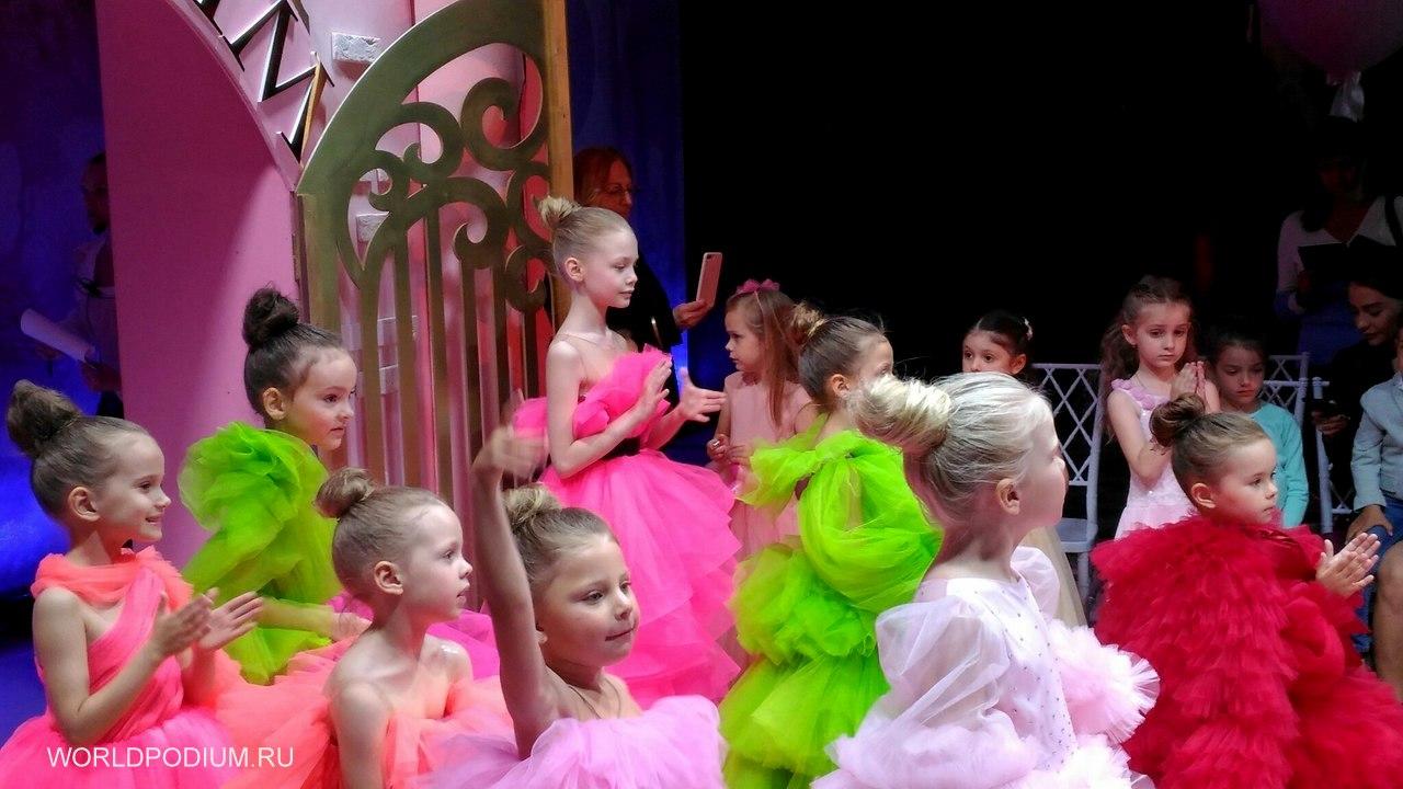 Дефиле знаменитых принцев и принцесс на показе детских платьев SASHA KIM
