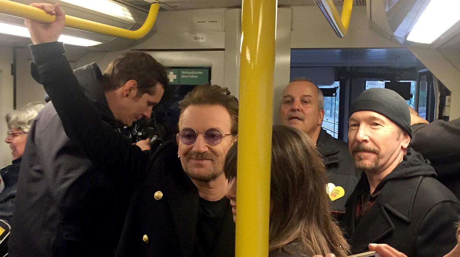 Участники U2 выступили на линии метро U2 в Берлине
