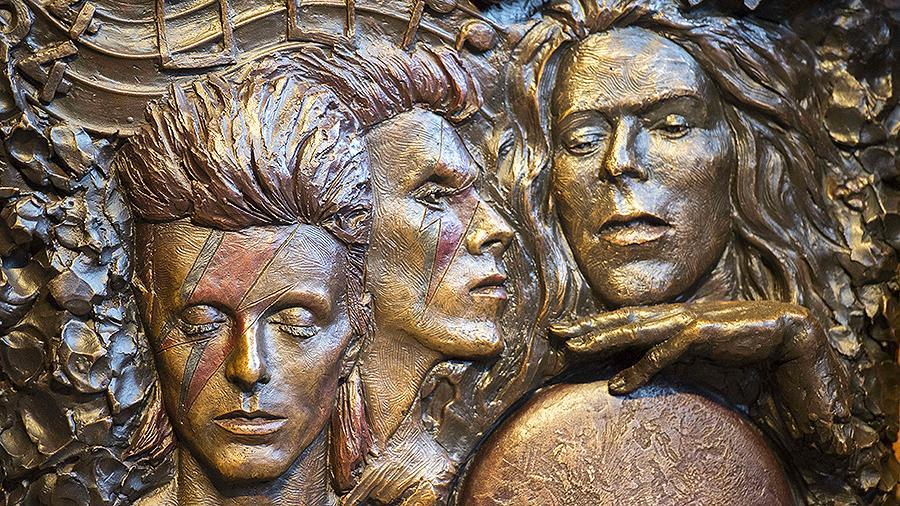 Первый в мире памятник Дэвиду Боуи открыт в английском Эйлсбери