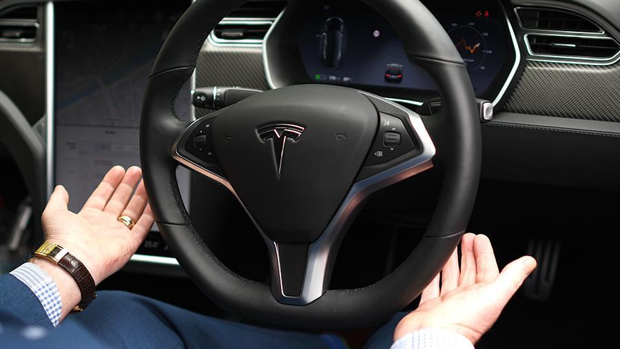 Ученые взломали защиту электромобиля Tesla за две секунды