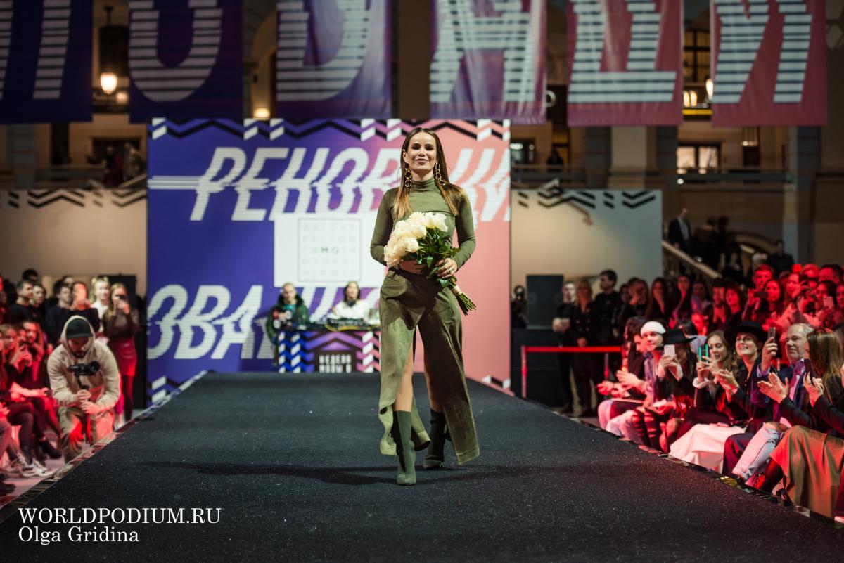 Айза Анохина представила новую коллекцию на Street fashion подиуме Недели моды в Москве