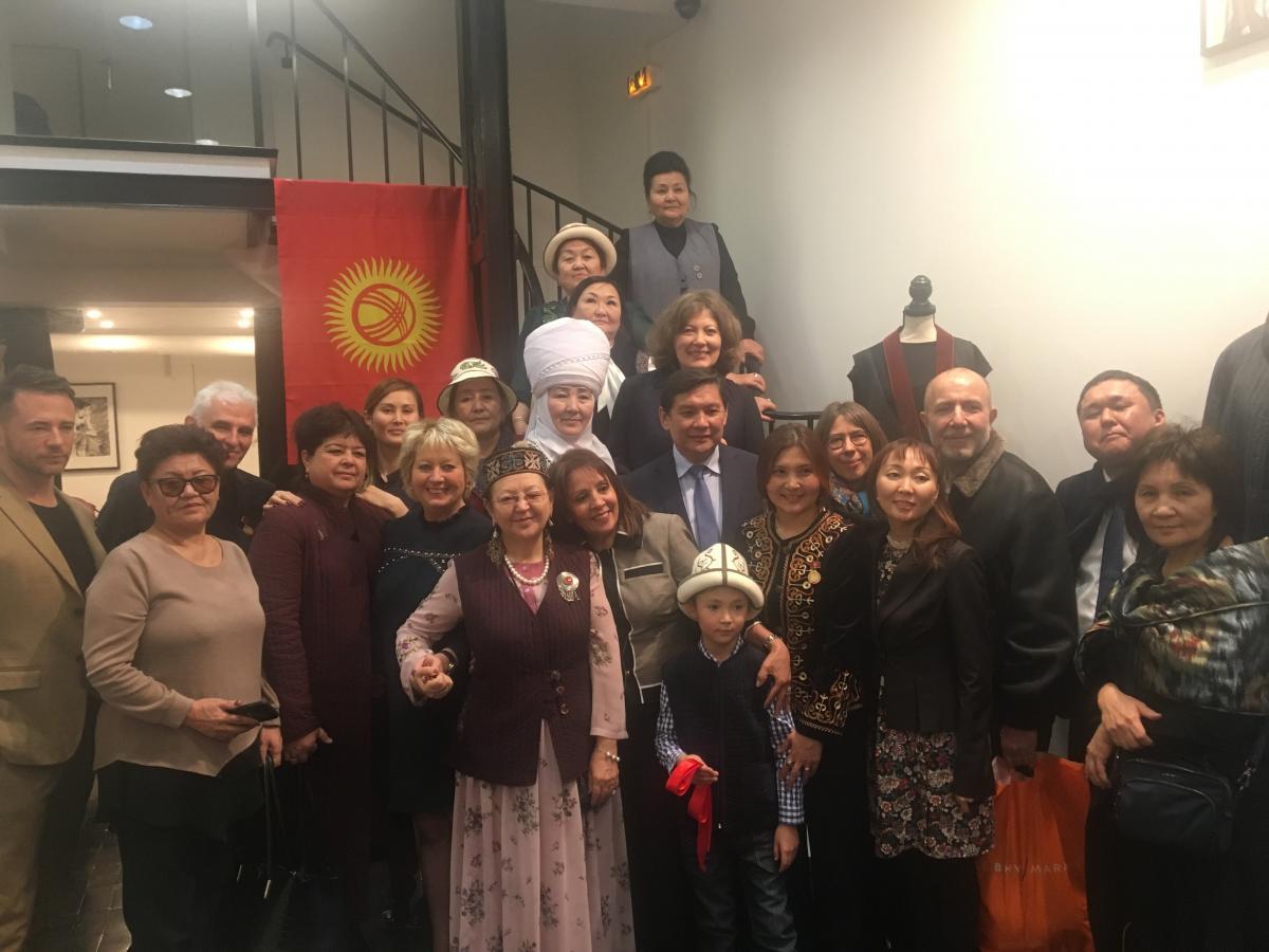 В Париже открылась выставка кыргызских костюмов