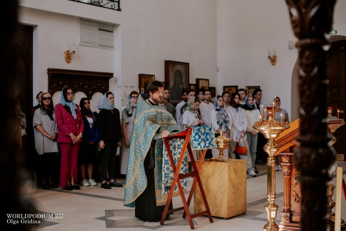 Ректор, преподаватели и студенты Института Современного Искусства в День знаний посетили молебен в храме святителя Спиридона Тримифунтского