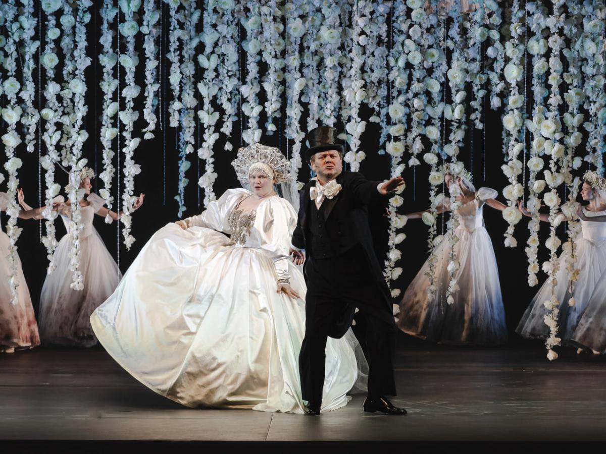 «В мире идеальном, где гармония реальна»: премьера искромётной комедии «Женитьба Бальзаминова» в постановке Сергея Газарова в театре «Современник»