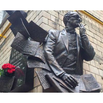В Москве установили памятную доску Борису Васильеву