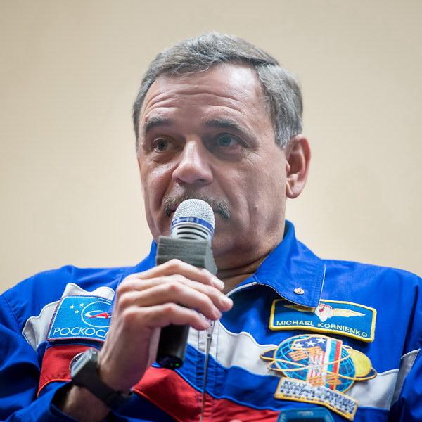 Профессионал риска: космонавт Михаил Корниенко готовит первый в мире стратосферный прыжок с парашютом на Южный полюс
