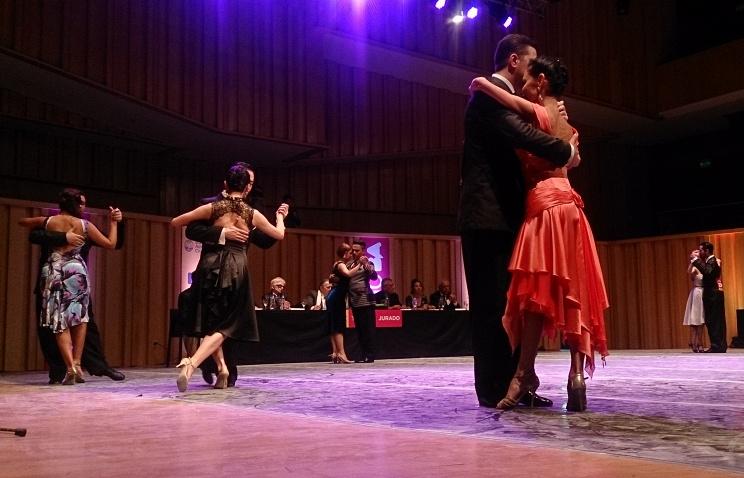 В финал городского чемпионата по танго в Буэнос-Айресе вышли две пары из России