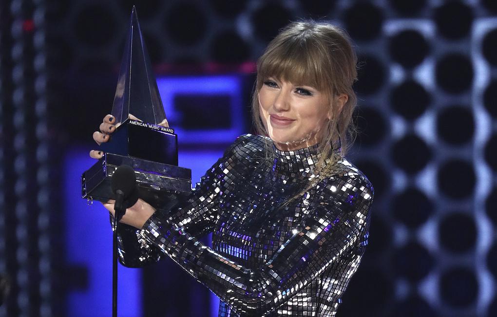 Тейлор Свифт завоевала премию American Music Awards в номинации &quot;Артист года&quot;