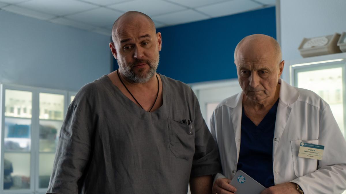 Максим Аверин продолжит бороться за жизни людей и свою любовь: новый сезон медицинской драмы «Склифосовский» 