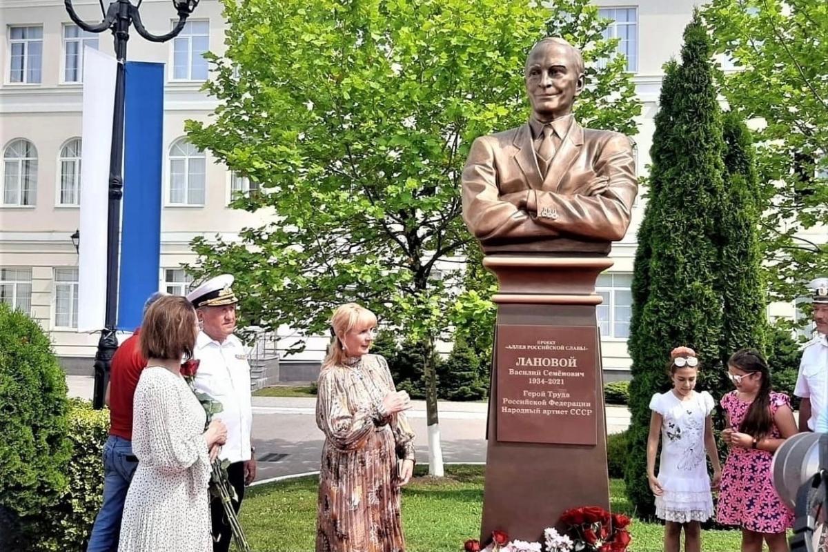 В День России в Керчи открыли памятник Василию Лановому