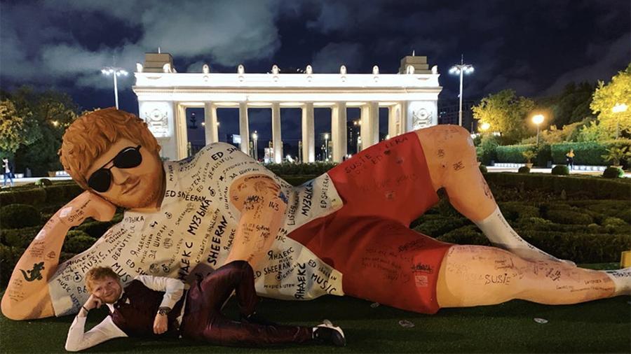 Эд Ширан посетил свою статую в парке Горького