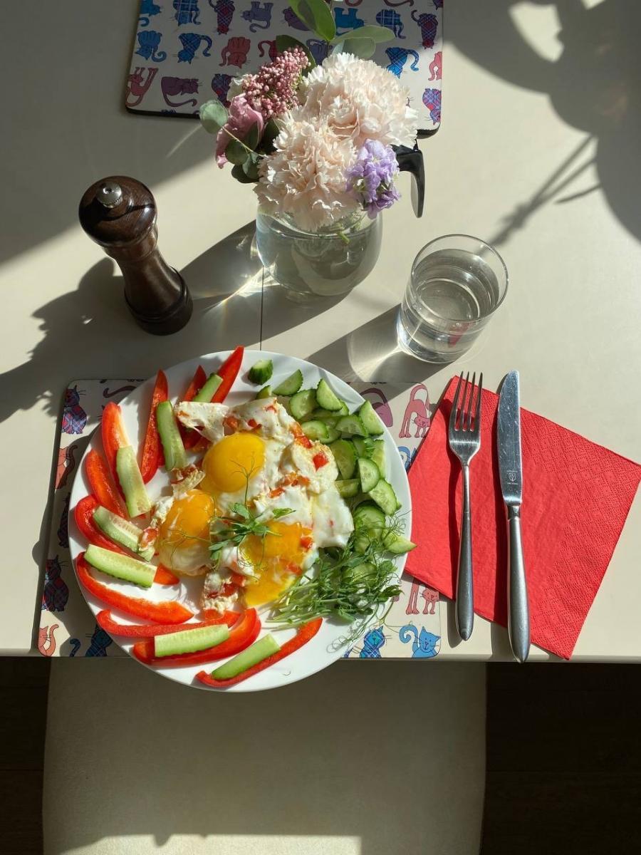 Завтрак, после которого не тянет на перекусы: 2 белковых идеи и маленькие лайфхаки от Ирины Безруковой