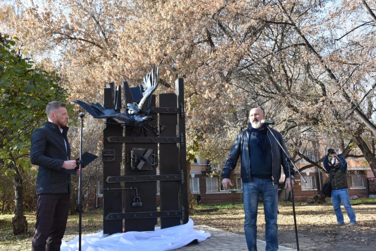 В Омске открыли памятный знак к юбилею Достоевского