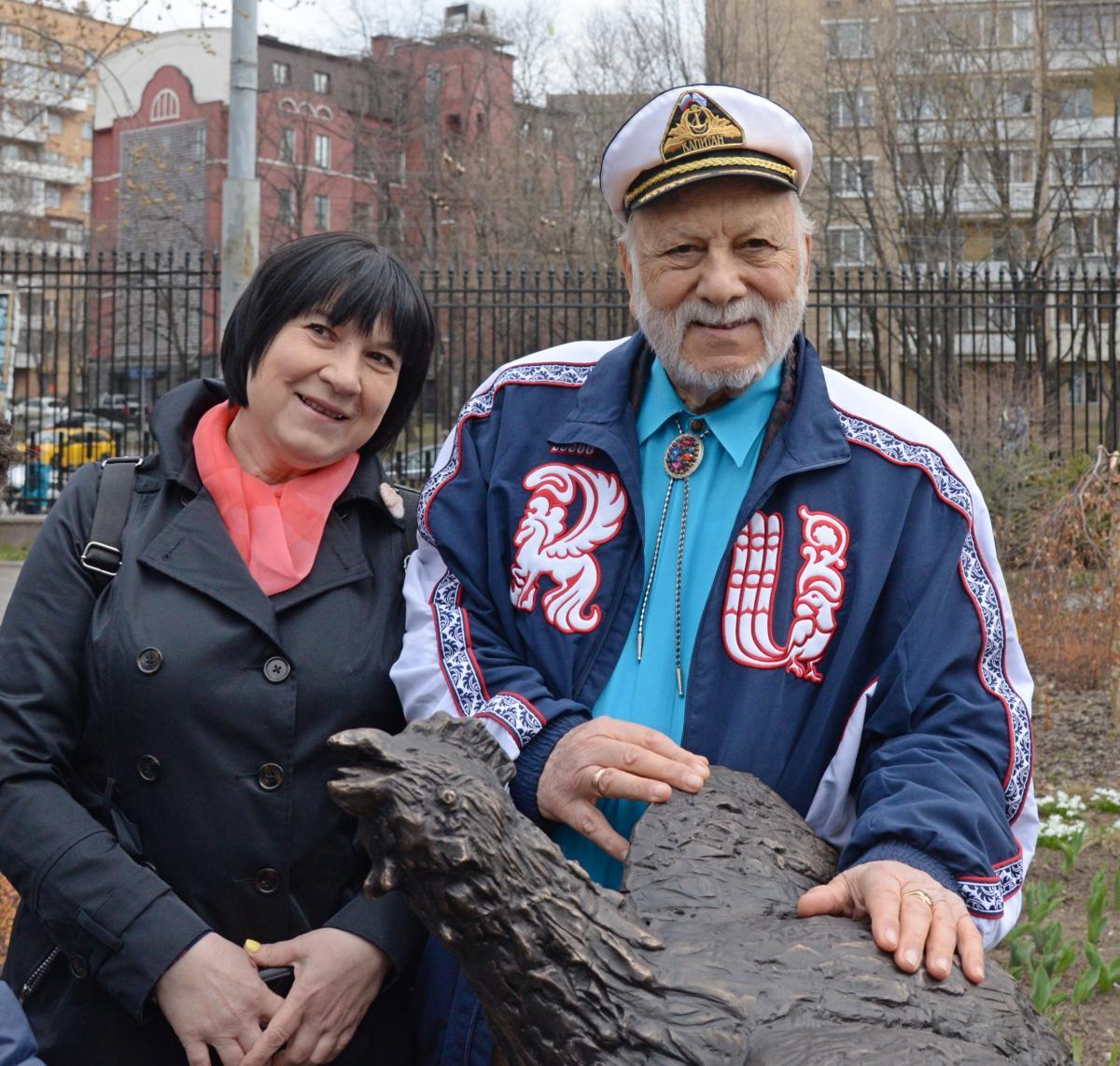 В московском зоопарке появился памятник Курочке Рябе