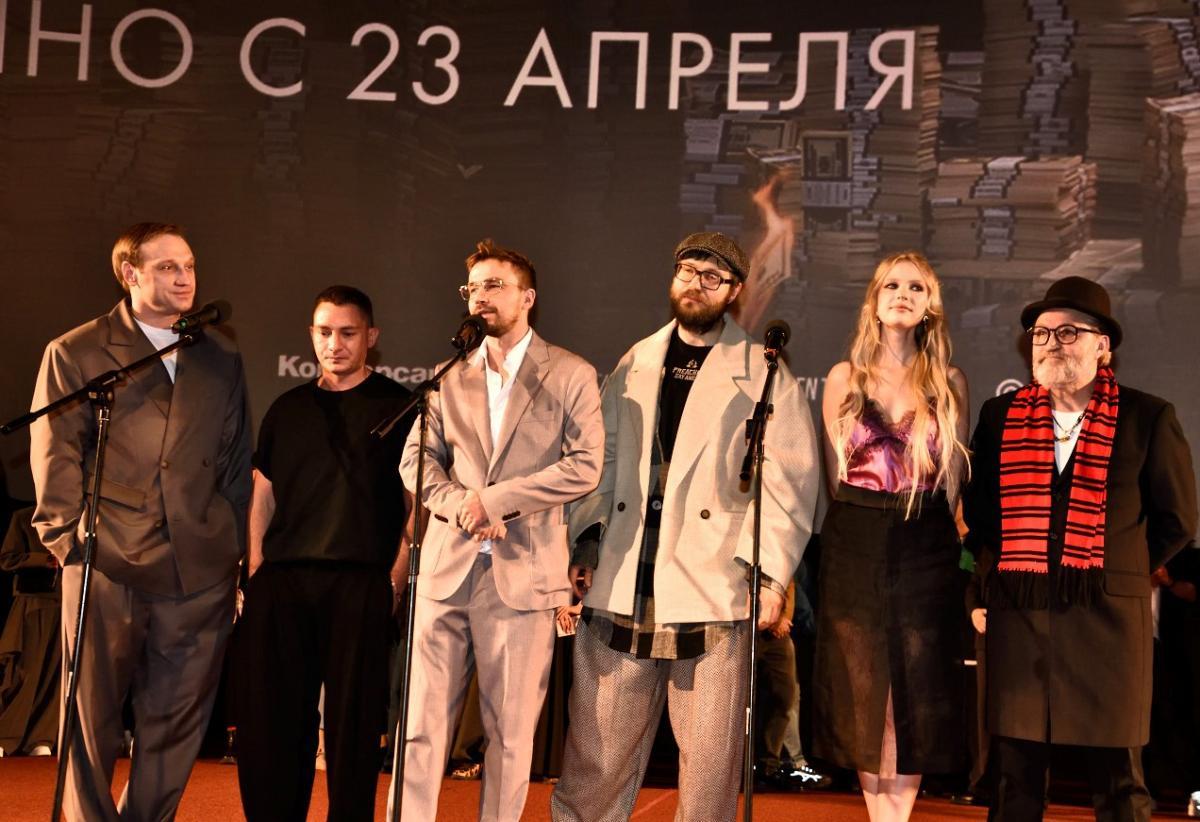 «Коммерсант» - премьера в «Октябре»