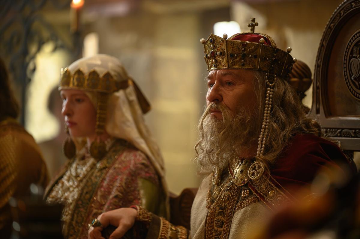 Сергей Безруков, Виктор Добронравов, Владимир Яглыч и другие актёры в историческом фильме «Королева Анна»