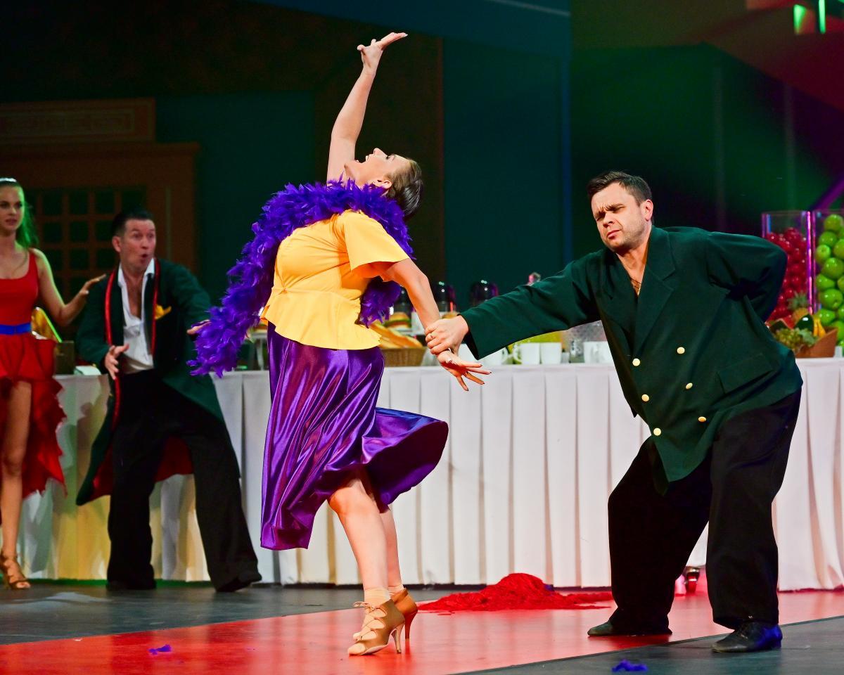 На премьере шоу «История в отеле» в Театре Эстрады гости не смогли удержаться от танцев  