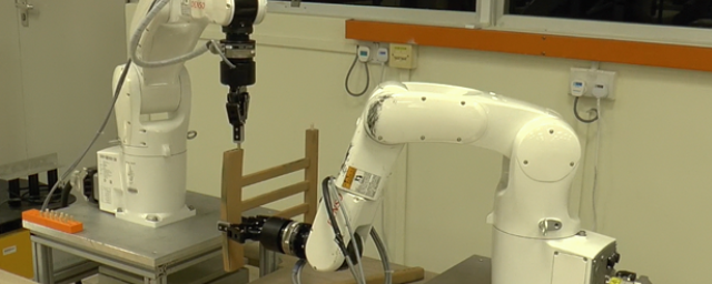Инженеры из Сингапура смогли научить роботов-манипуляторов собирать стул из набора исходных деталей  